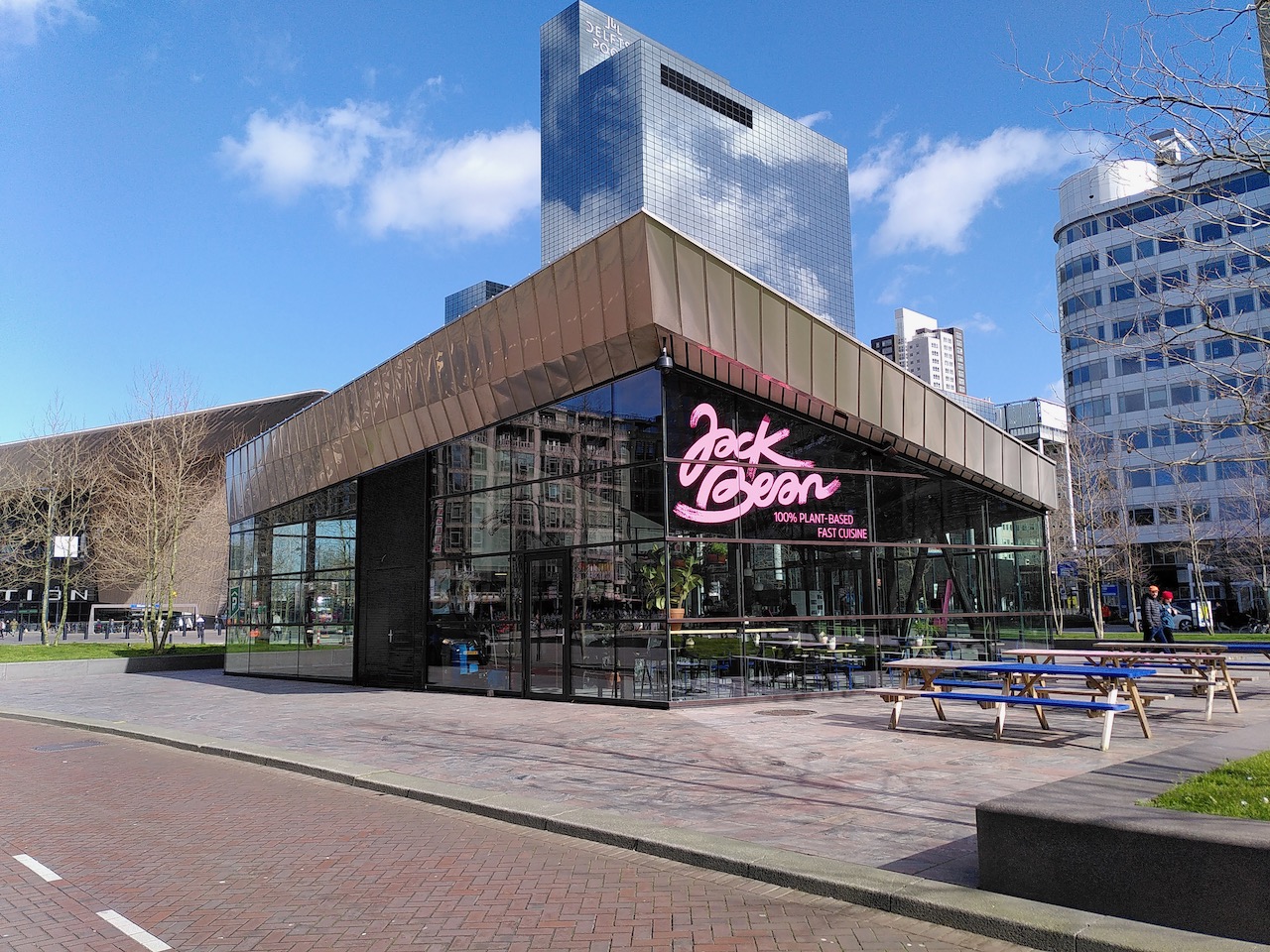 Jack Bean Kruisplein, tegenover Rotterdam CS