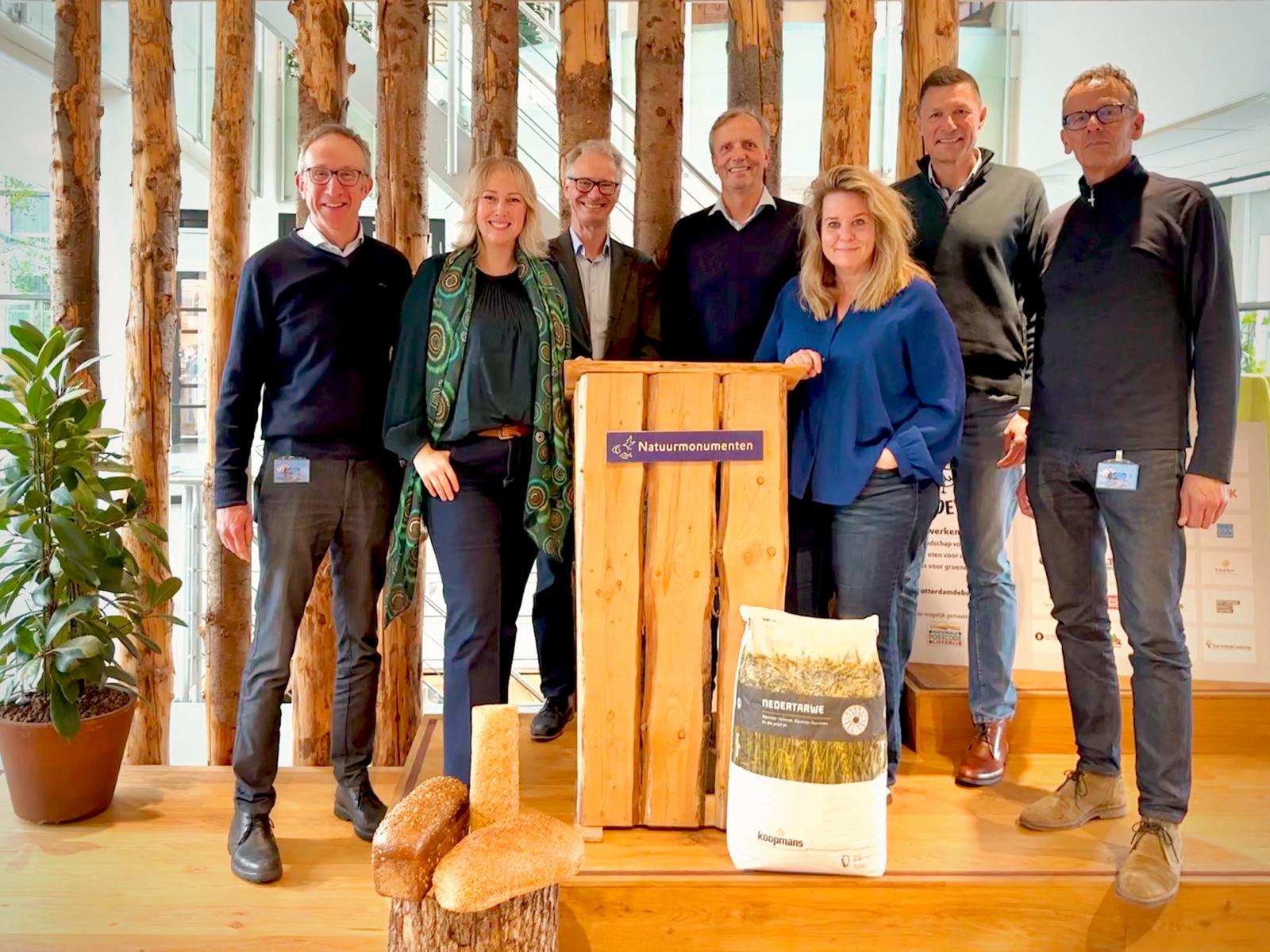 Royal Koopmans en het team van RDBO tijdens de ondertekening